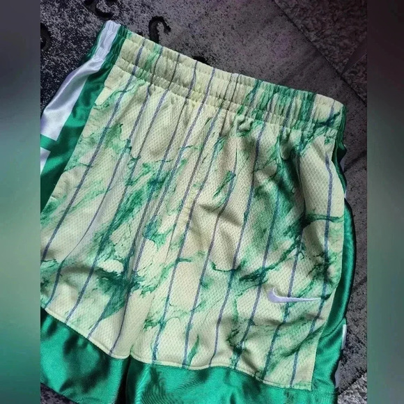 NWT Boys Nike Dri Fit Printed Athletic Basketball Shorts Green Size Small - Picture 8 of 9